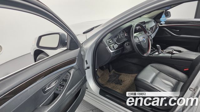 BMW 5-Series 2011 — photo 13