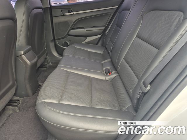 Hyundai AVANTE 2018 — photo 19