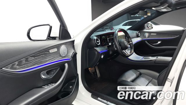 Mercedes-Benz E-Class 2021 — photo 11