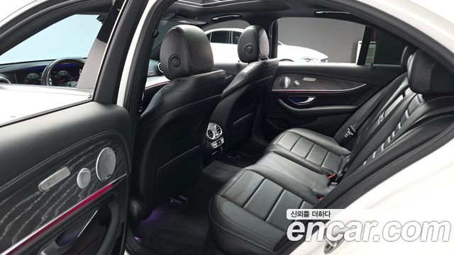Mercedes-Benz E-Class 2021 — photo 12