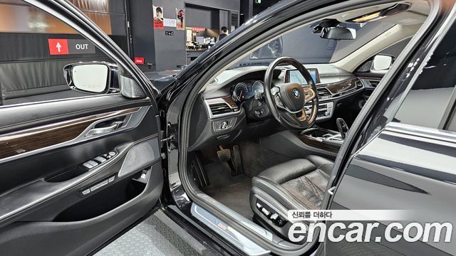 BMW 7-Series 2016 — photo 11