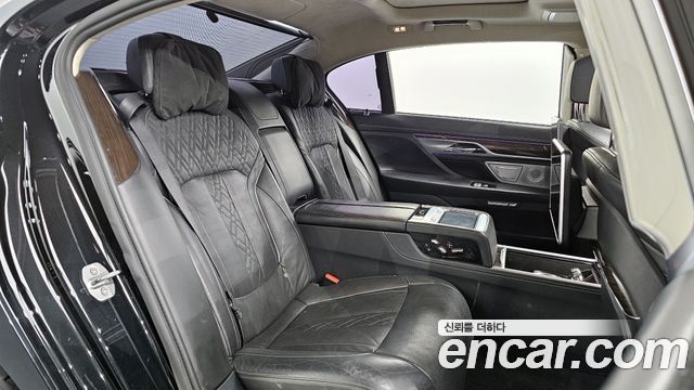 BMW 7-Series 2016 — photo 12