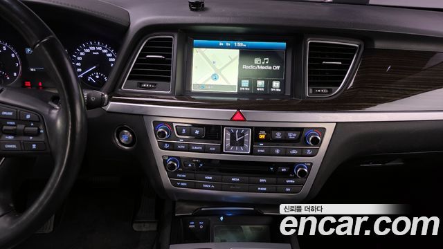 Genesis G80 2018 — photo 18
