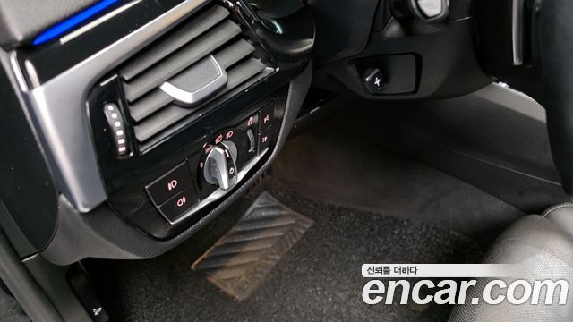 BMW 5-Series 2019 — photo 17
