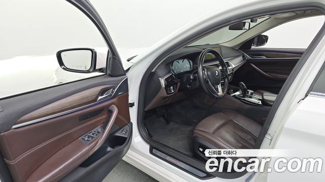BMW 5-Series 2018 — photo 10