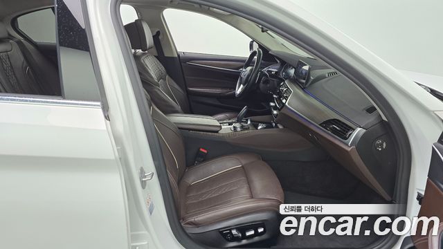 BMW 5-Series 2018 — photo 11