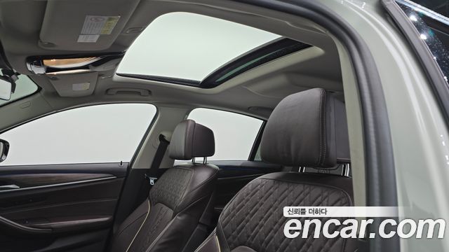 BMW 5-Series 2018 — photo 19