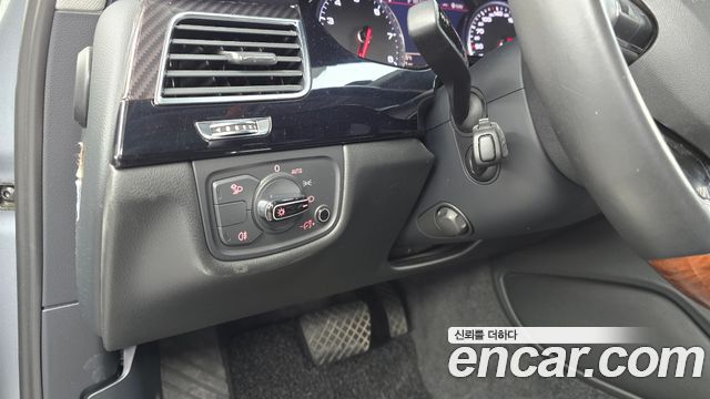 Audi A8 2013 — photo 17