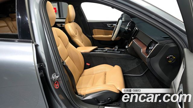 Volvo V60 2021 — photo 11