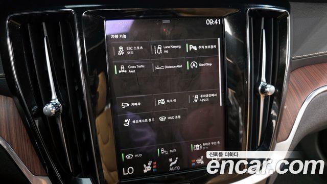 Volvo V60 2021 — photo 17