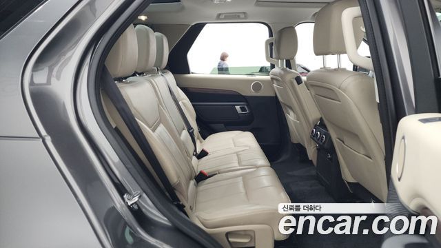 Land Rover Discovery 2019 — photo 12