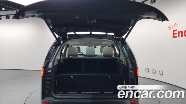 Land Rover Discovery 2019 — photo 20
