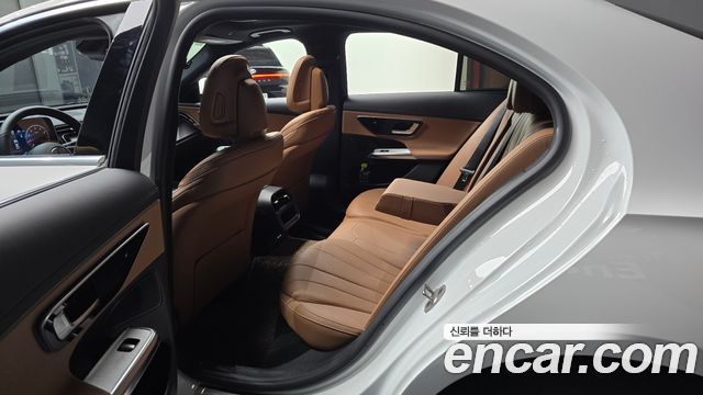 Mercedes-Benz E-Class 2025 — photo 11