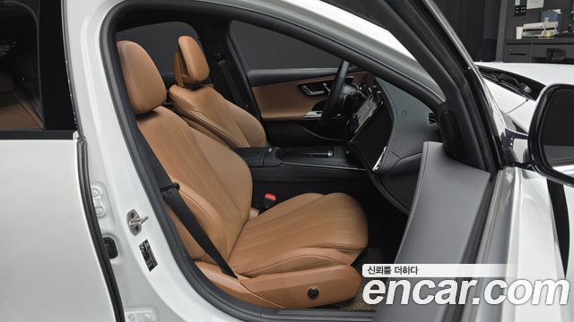 Mercedes-Benz E-Class 2025 — photo 12