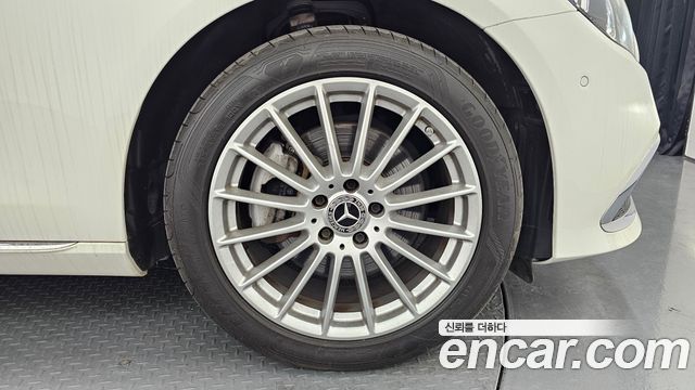 Mercedes-Benz E-Class 2022 — photo 5