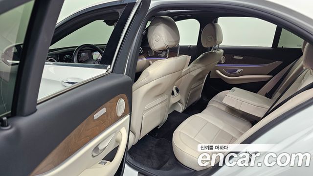 Mercedes-Benz E-Class 2022 — photo 11