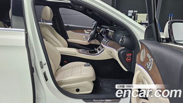 Mercedes-Benz E-Class 2022 — photo 12
