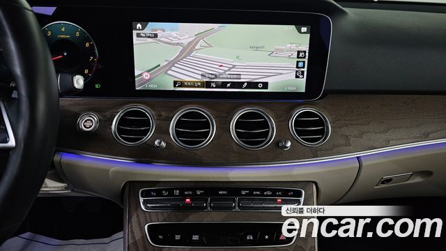 Mercedes-Benz E-Class 2022 — photo 16