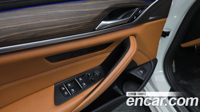 BMW 5-Series 2017 — photo 17