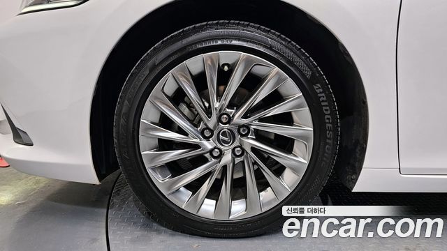 Lexus ES 2020 — photo 5