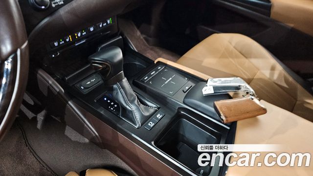 Lexus ES 2020 — photo 9
