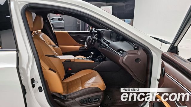 Lexus ES 2020 — photo 10