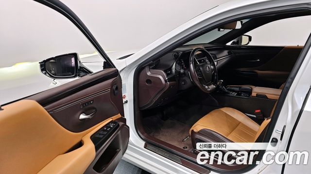 Lexus ES 2020 — photo 11