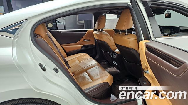 Lexus ES 2020 — photo 12