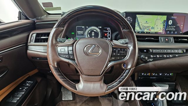 Lexus ES 2020 — photo 13