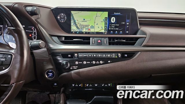 Lexus ES 2020 — photo 14