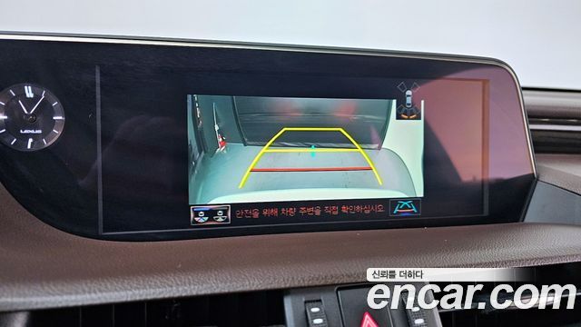 Lexus ES 2020 — photo 15