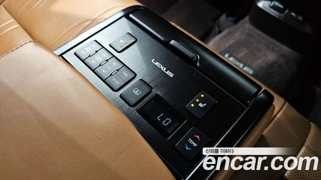 Lexus ES 2020 — photo 18