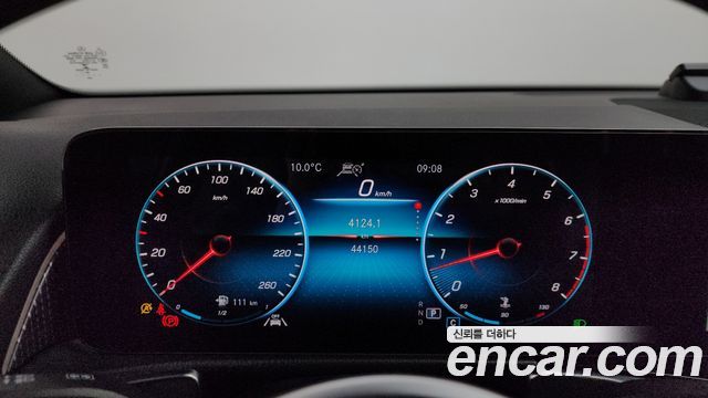 Mercedes-Benz GLB-Class 2021 — photo 8