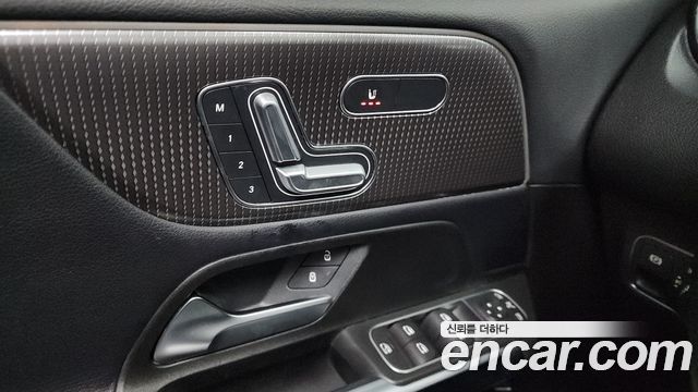 Mercedes-Benz GLB-Class 2021 — photo 14
