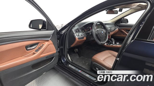 BMW 5-Series 2016 — photo 10