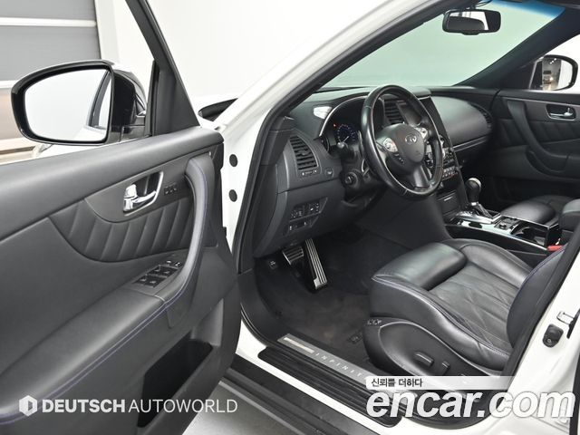 Infiniti QX70 2017 — photo 11