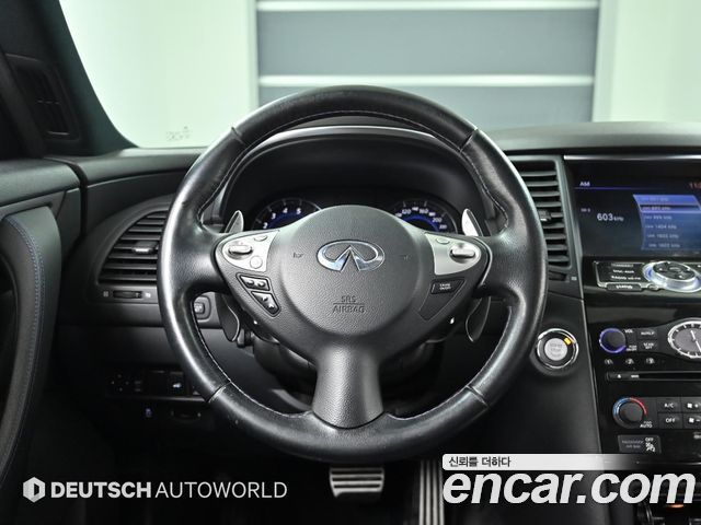 Infiniti QX70 2017 — photo 13