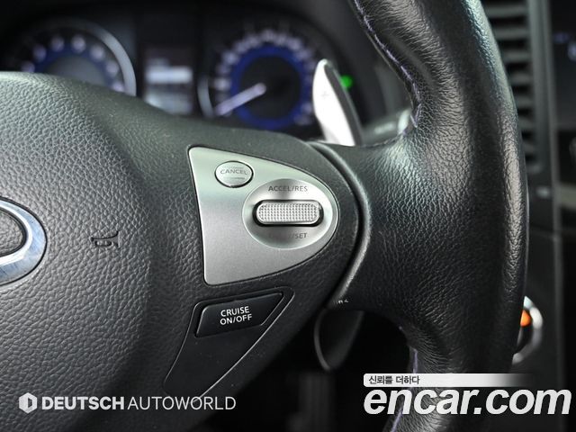 Infiniti QX70 2017 — photo 17