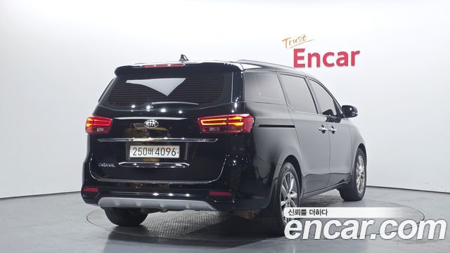 Kia Canival 2019 — photo 2