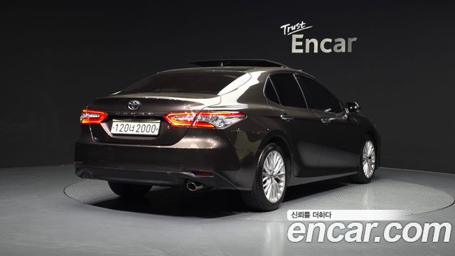 Toyota Camry 2019 — photo 2