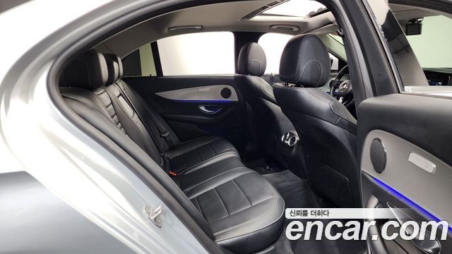 Mercedes-Benz E-Class 2017 — photo 12