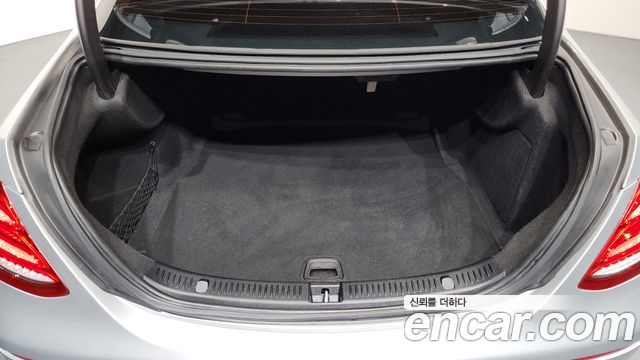 Mercedes-Benz E-Class 2017 — photo 20
