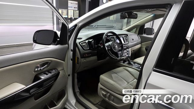 Kia Canival 2018 — photo 10