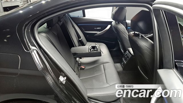 BMW 3-Series 2018 — photo 11