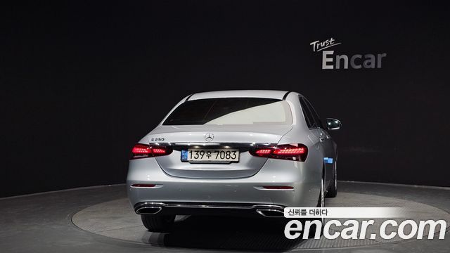Mercedes-Benz E-Class 2022 — photo 4