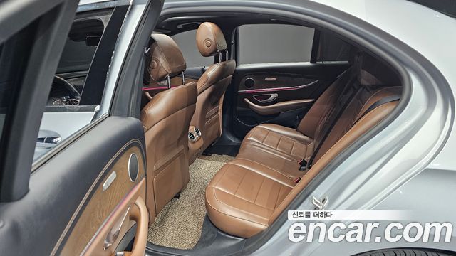 Mercedes-Benz E-Class 2022 — photo 11