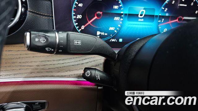 Mercedes-Benz E-Class 2022 — photo 12