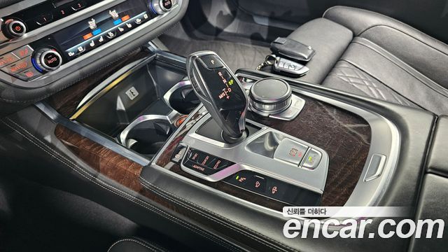 BMW 7-Series 2016 — photo 9