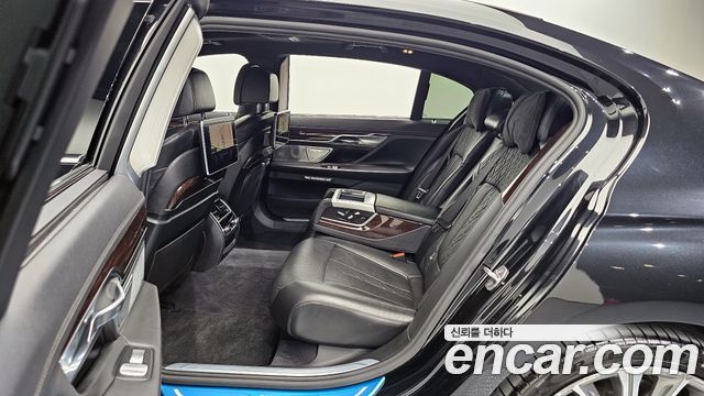 BMW 7-Series 2016 — photo 11