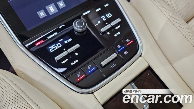 Porsche Panamera 2018 — photo 28